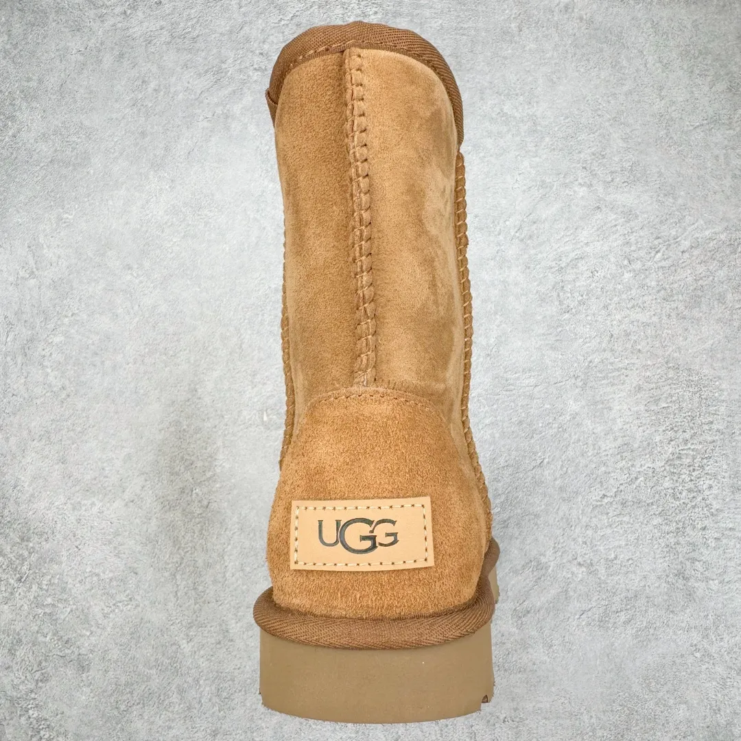 Pick up locally💰520 UGG 6223 Classic autumn and winter sheepskin and fur all-in-one snow boots. All shoes are made from ZP. Longfeng A-grade Australian imported sheepskin and fur all-in-one boots for men and women. Brand OEM production line. Fully follows the ZP process. OEM original pattern maker. Adhering to the principle of no original shoes and no development selection. Pay attention to every detail. The most authentic version on the market TREADLITE "Light Wing" technology outsole Lightweight/durable/flexible/pile size: 35 36 37 38 39 40 41 42 43 44 45 Coding: by2936080